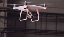 Matku v Anglii vyděsil dron, kterým někdo v noci špehoval oknem dceru