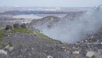 Ostravu léta trápí hořící halda. Řešení naráží na kritiku