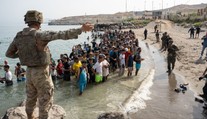 Desetitisíce migrantů už Ceutu opustily. Nedali nám ani chleba, stěžují si