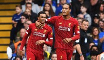 Dárek pro malé fanoušky Liverpoolu: Opory týmu je překvapily ve škole