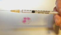 Umělá inteligence navrhla první vakcínu. Vědci ji už testovali na lidech