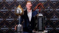 MacKinnon je hráčem sezóny NHL, McDavid bez trofeje. Nováčkem Bedard