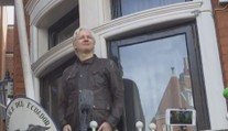 Británie vydá aktivistu Juliana Assange do USA. Hrozí mu vysoký trest
