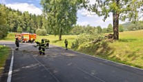 Poškozené domy, vyvrácené stromy: Udeřil silný vítr, hasiči hlásí už přes sto výjezdů