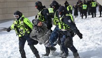 Zátah v Ottawě provázely rvačky. Policie zatkla stovku demonstrantů