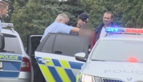 Podezřelého z vraždy pustili vinou úřednice. Soused hlídkoval se zbraní