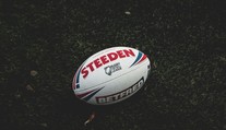 Bizarní trest? Za pití piva z boty měl fanda dostat doživotní zákaz na stadion