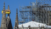 Notre-Dame už chrání plachta. Rekonstrukce se prý ale nestihne