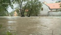 ZÁPLAVY: Evakuace 15 domů u Znojma, svah zavalil rybáře