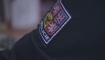 Prchajícího muže zastavil až varovný výstřel. Dva policisté skončili v nemocnici