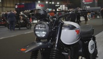 Historické skvosty i nejnovější kousky. V Británii se koná tradiční veletrh motorek