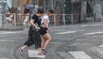 Na Česko se žene studená fronta. Teploty prudce klesnou, bude pršet a hrozí bouřky