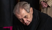 Zázrak na Dukově pohřbu. Miloš Zeman vstal a do kostela vešel po svých