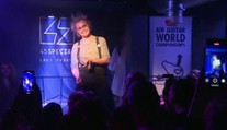 Hudební show ve finském Oulu. Účastníci hráli na imaginární kytaru