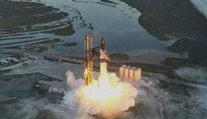 Muskova superraketa měla nakročeno do vesmíru. Pak opět explodovala