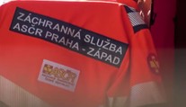 Záchranáři uháněli se zapnutými majáky dělat dohled na festival. Nepřípustné, vadí resortu