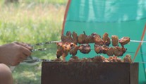 Češi milují grilování. Letos za něj utratí tisíce korun