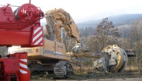 TRAGÉDIE: Chlapi nakládali bagr, bagrista nepřežil