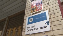 Opilec na policejní služebně rozlil benzín a hrozil, že vše zapálí