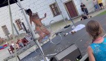 VIDEO: Dětem na slavnostech předváděli striptýz. Už to řeší policisté