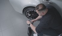 Když v autě není rezerva. Uměli byste si poradit s lepicí sadou?