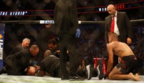 Brutální knockout! Price poslal soupeře do bezvědomí kopem vleže