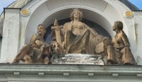 V Českých Budějovicích spadla socha jen kousek od zastávky