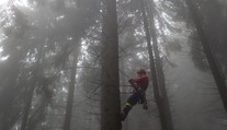 Paraglidista uvízl poblíž Ještědu. Sundat ho museli hasiči