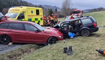 Vážná nehoda na Zlínsku: Jednoho řidiče museli z auta vyprostit hasiči