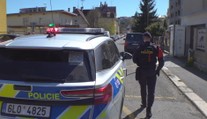 Muž v Jablonci vyhrožoval kolemjdoucím. Zastavila ho zásahová jednotka