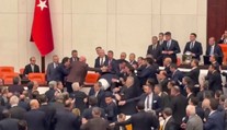 Bitka v tureckém parlamentu. Poslanci se poprali u ministerské přísahy
