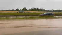 Českem se valí velmi silné bouřky. Voda zaplavila dálnici, kroupy mají přes 2 cm