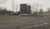Zemědělcům vytekly z nádrže desítky tun kejdy. Zasahovat museli hasiči