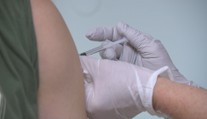 Ústav prověřuje 11 úmrtí po očkování. Přes tisíc lidí hlásí nežádoucí účinky