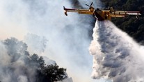V Malibu se rychle šíří lesní požár, obyvatelé prchají
