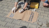 Muži měli podvést prodejce vzácných mincí. Místo peněz mu dali nastříhané papíry