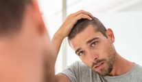 Zavřená kadeřnictví a barbershopy? Návod, jak si upravit vlasy jako profík