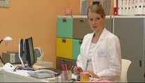 Dívka místo školy mrzla venku. Děti měla v hledáčku policie
