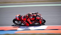 Razgatlioglu hattrick v Mostě nezískal. Na cílové rovince ho předjel Bulega