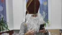 Mikuláši, čerti a andělé vyrazili do ulic. Jejich návštěva může vyjít draho
