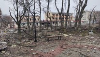 Izjum se stává novým Mariupolem. Lidé umírají hlady a bez léků, pohřbít je nelze