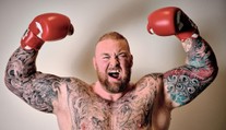 Nejsilnější muž planety jde do ringu. Čeká ho o 100 kg lehčí soupeř