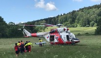 Cyklista si na Šumavě po pádu poranil páteř. Letěl pro něj vrtulník