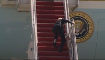 VIDEO: Bidenův trapas! Americký prezident třikrát uklouzl na schodech