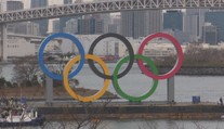 Video: Do Tokia přivezli obří olympijské kruhy