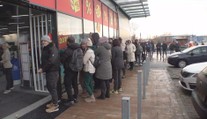 VIDEO: Nekonečné fronty už několik dní. Lidl okupují lidé i po víkendu