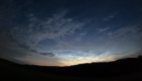 Nebeské divadlo nad Českem! Meteorolog vyfotil unikátní svítící oblaka