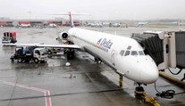 Zdravotní potíže a úder blesku do letadla. Cestující si prožili let hrůzy