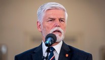 S Babišem se o židli prát nebudu. Na summit nejedu na guláš, řekl Pavel