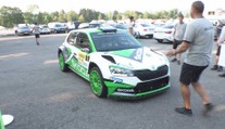Druhá rallye letošní sezóny začala, jezdci se v horku pořádně zapotí!